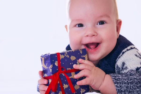 Bayi Bahagia Memegang Sebuah Kotak Dengan Hadiah Tangannya Dan Tersenyum Stok Foto Bebas Royalti