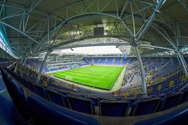 Geniş açılı mercekli futbol stadyumu atışı. İzleyiciler olmadan futbol maçı. Boş stantlar