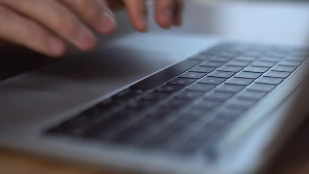 Laptop Klavye Daktilo Yakın Çekim Adamı Bir Dizüstü Bilgisayar Üzerinde — Stok video