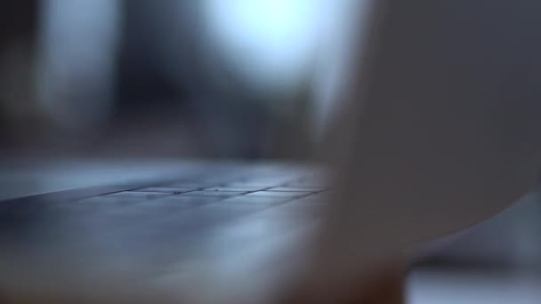 Clavier d'ordinateur portable 4k Dactylographie, Gros plan, Homme d'affaires travaillant sur un ordinateur portable 