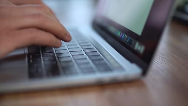 Handen Typen Laptop Toetsenbord Close Camera Beweegt — Stockvideo