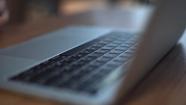 Laptop Klawiatura Wpisywanie Zbliżenie Rąk Wpisując Klawiaturze — Wideo stockowe