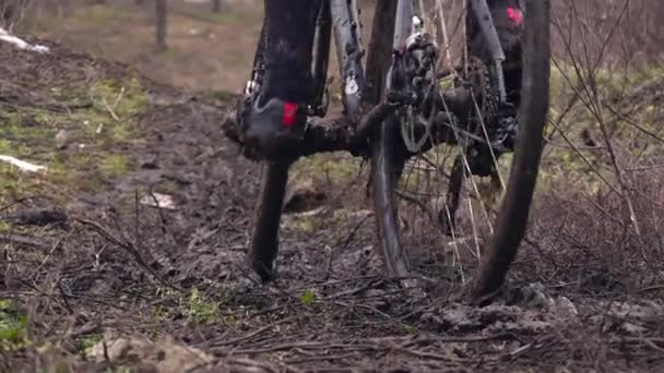Corrida Bicicleta Uma Estrada Terra Close Uma Roda Bicicleta Esportiva — Vídeo de Stock