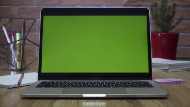 Laptop Com Tela Verde Mesa Escritório Dolly Zoom Disparar Escritório — Vídeo de Stock