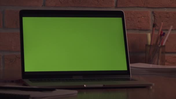 Laptop Med Grön Skärm Skrivbordet Kontoret Dolly Zoomar Loft Stil — Stockvideo