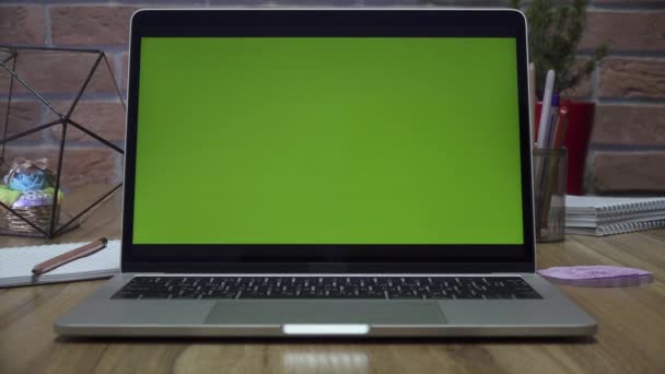 Ordenador Portátil Con Pantalla Verde Escritorio Oficina Dolly Zoom Disparo — Vídeos de Stock