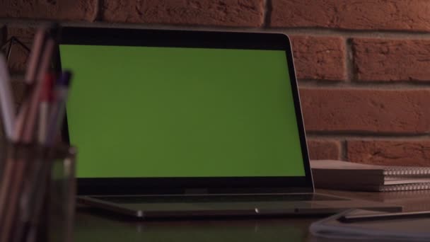 Зеленый Экран Ноутбука Вашего Контента Компьютер Столе Офисе Фоне Кирпичной — стоковое видео