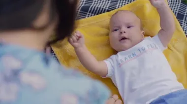 Anne üç aylık bebeğiyle dışarıda eğleniyor. Mutlu bebek annesine bakıyor. Yavaş çekim