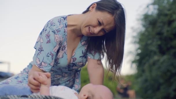 Feliz Madre Sentada Cerca Del Bebé Hablando Con Sonriendo Mujer — Vídeos de Stock