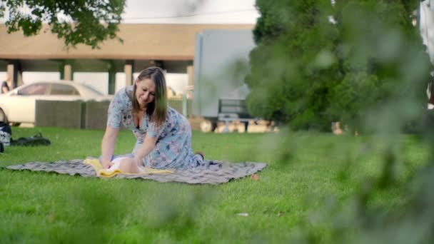 Gelukkige Moeder Met Kleine Jongen Het Park Het Gras Moeder — Stockvideo