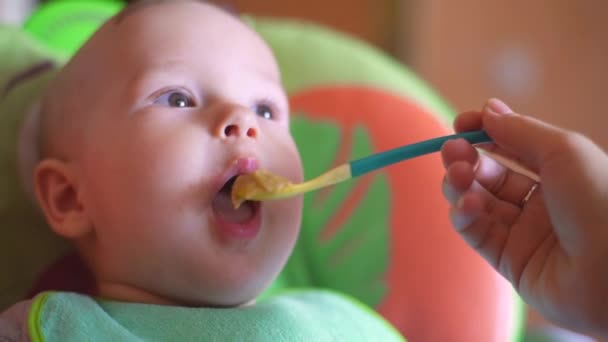 Dzieciak Jedzący Owsiankę Łyżki Siedzący Foteliku Dla Dziecka Matka Karmi — Wideo stockowe