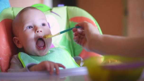 Bebê Senta Cadeira Come Mingau Mãe Alimenta Criança Mingau Colher — Vídeo de Stock