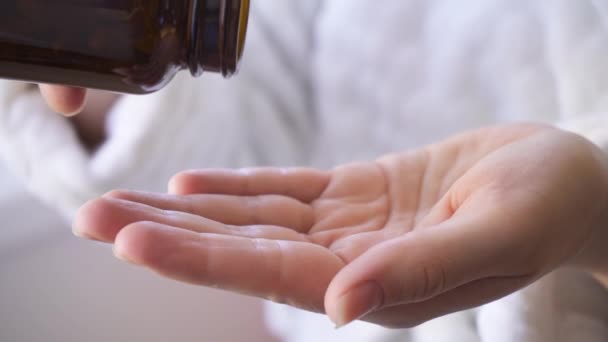 Žena Nalévá Pilulky Láhve Dlaně Detailní Záběr Pilulek Ruce Prášky — Stock video