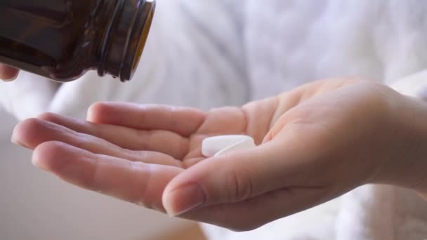 Frau Gießt Tabletten Aus Flasche Handfläche Nahaufnahme Von Tabletten Der — Stockvideo