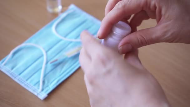 여성들이 병에서 나오는 알약을 손바닥에 붓습니다 Footage — 비디오