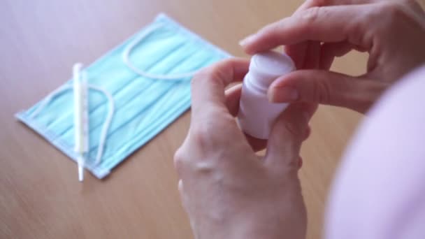 Pigułka Zbliżeniu Ręki Zbliżenie Żeńskie Ręce Wlać Białą Tabletkę Butelki — Wideo stockowe