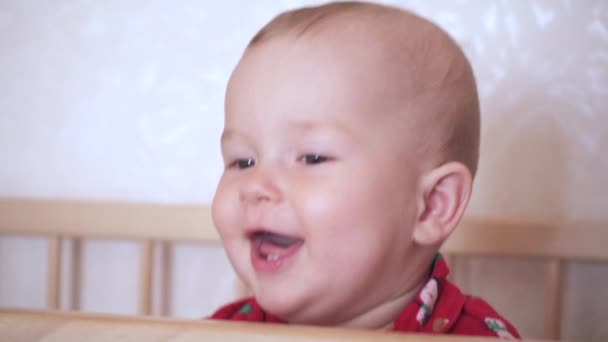 有趣的小男孩笑了 儿童肖像特写 九个月大的婴儿特写 托德勒看着相机 微笑着 — 图库视频影像