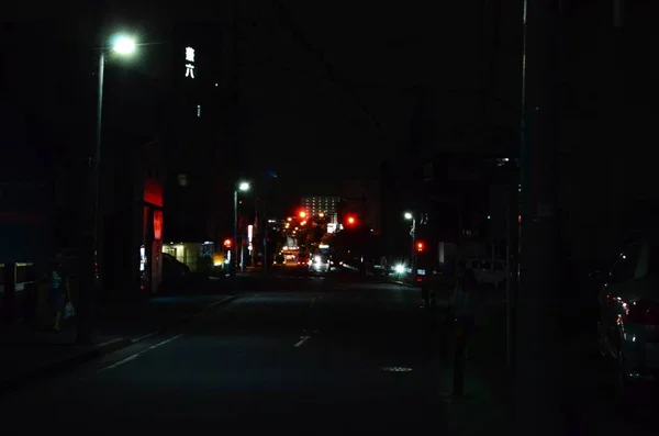 城市街道的夜景 高质量的照片 日本2017年 半空街道 很少有过路人赶路回家 夜市灯 — 图库照片