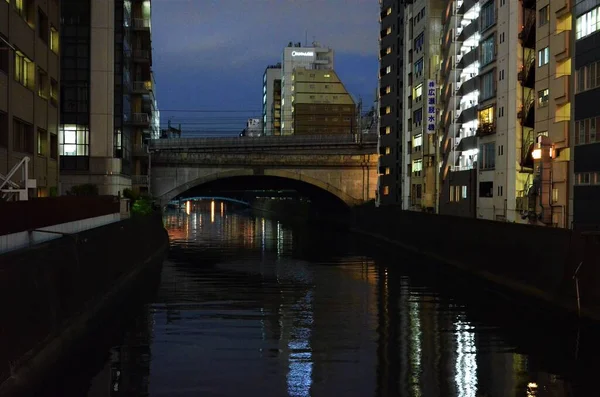 Pont Dans Soirée Dans Centre Ville Eau Reflète Les Lumières — Photo