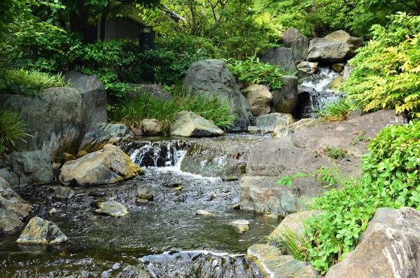 Une Grande Cascade Sur Une Falaise Rocheuse Nature Dans Toute — Photo