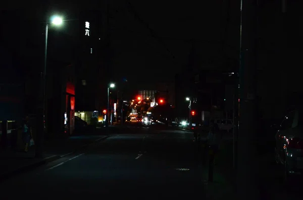 Une vue d'une rue de la ville la nuit — Photo