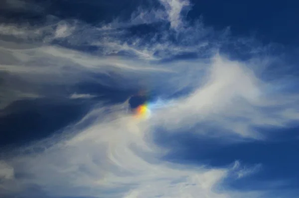 Arco-íris no céu azul com nuvens — Fotografia de Stock