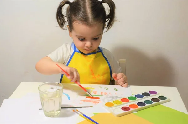 A menina desenha entusiasticamente — Fotografia de Stock