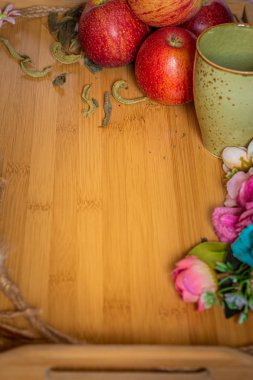 Mesaj tabanı için elma ve çiçekli tepsi