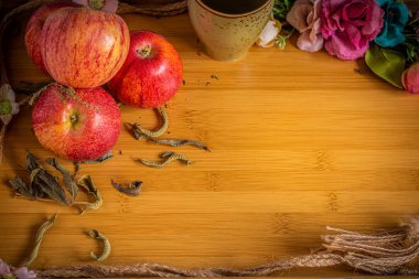 Mesaj tabanı için elma ve çiçekli tepsi