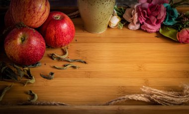 Mesaj tabanı için elma ve çiçekli tepsi