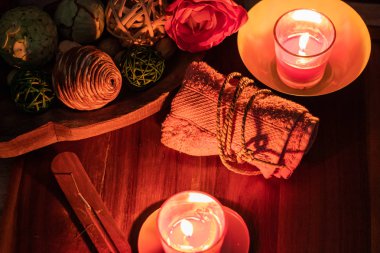 Mumlar, tütsü, havlu ve sakinleştirici iklimli spa elementleri