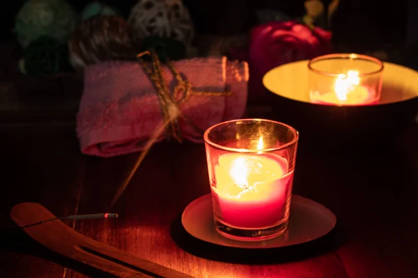 Wellness-Elemente mit Kerzen, Weihrauch, Handtuch und einem Klima der Ruhe — Stockfoto