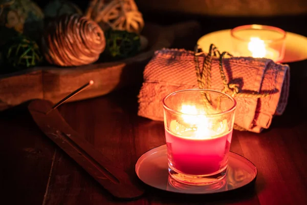 Elementos de spa con velas, incienso, toalla y un clima de tranquilidad —  Fotos de Stock