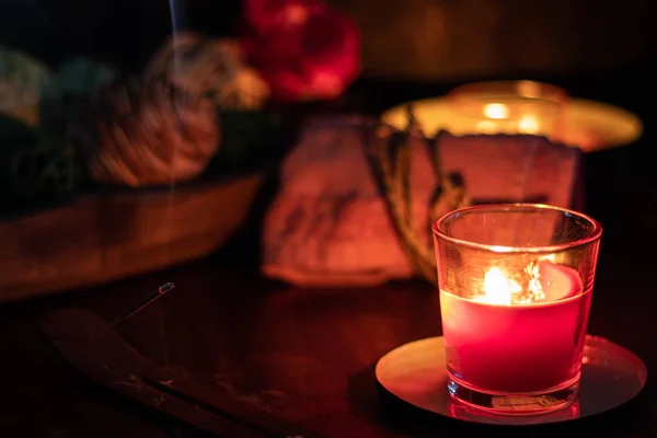Mumlar, tütsü, havlu ve sakinleştirici iklimli spa elementleri