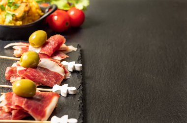 İspanyol tapas, İber jambonu, Valensiyalı paella ve zeytin