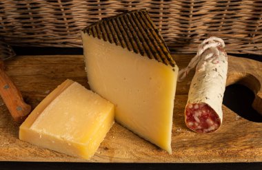 Peynir tahtası ve kayrak taşında İber sosisi.