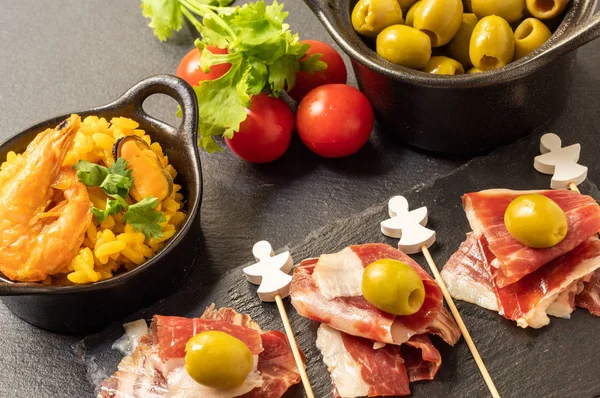 Tapas spagnole, prosciutto iberico, paella valenciana e olive — Foto Stock