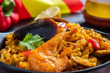 Geleneksel Valensiyalı ve İspanyol pilavı ve deniz ürünleri paella