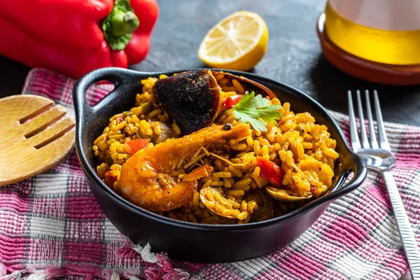 Geleneksel Valensiyalı ve İspanyol pilavı ve deniz ürünleri paella