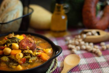 Sonbahar ve kış için sıcak nohut ve ıspanak güveci.