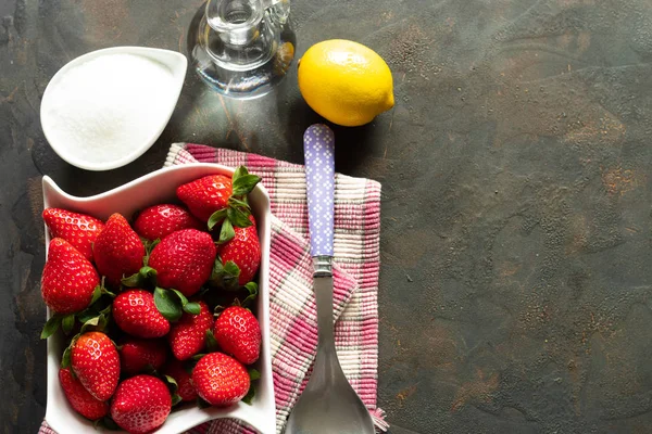 Homemade and healthy jam of fresh seasonal strawberries — Stock Photo, Image