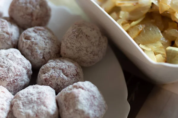 Hausgemachte Schweinefleischknödel in Zwiebelsauce über weißer Schüssel — Stockfoto