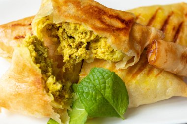 Beyaz tabakta Arap tavuk briwats