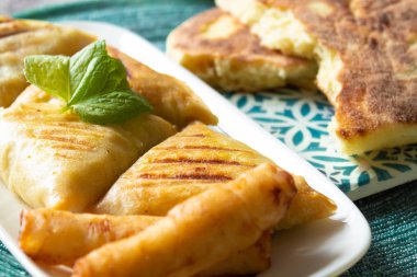 Beyaz tabakta Arap tavuk briwats