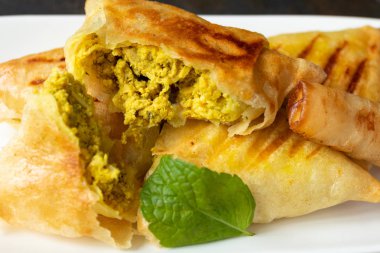 Beyaz tabakta Arap tavuk briwats