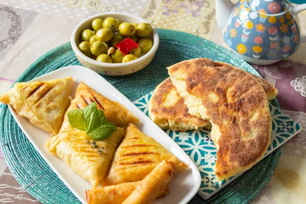 Beyaz tabakta Arap tavuk briwats