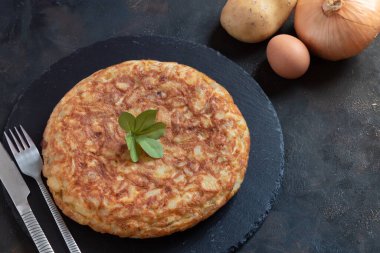 İspanyol tipik patates ve soğanlı omlet.