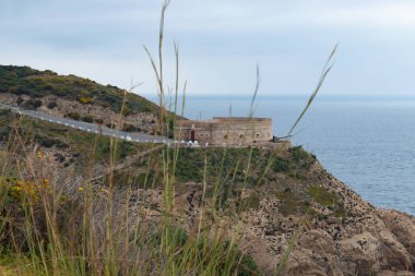 Odaklanmamış santrallerin arkasında, Ceuta 'daki tahkimat manzarası