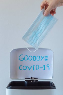 Bir veda mesajı olan çöp kutusunu aç. Çoban 19 ve maske takan bir kadın.