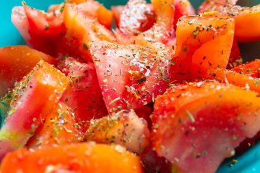 Kurabiye, yağ, sirke ve tuzlu domates salatası.